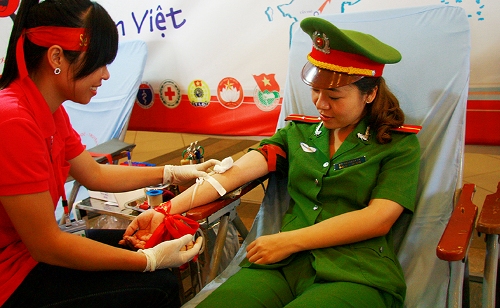 Bùi Hoàng Ly Ly, với 15 lần tham gia hiến máu, luôn là cán bộ Đoàn tiên phong  trong công tác vận động hiến máu tình nguyện tại Học viện CSND